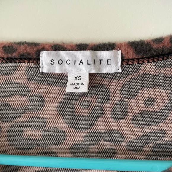 SOCIALITE ladies long sleeve shirt pink with gray animal print. Size XS - Picture 3 of 3